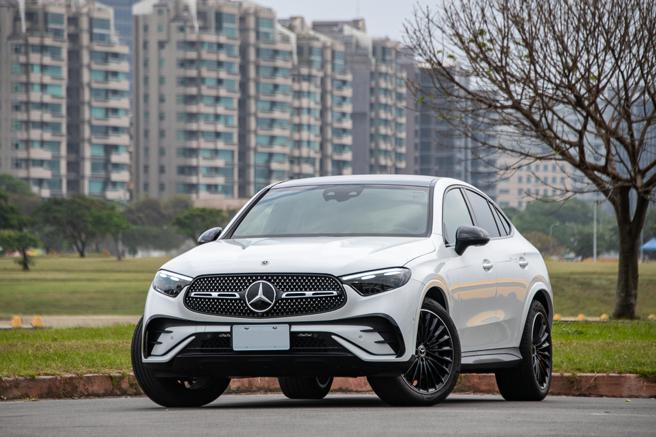 Mercedes-Benz GLC 300 4MATIC Coupe售价330万元，试驾车另选配MANUFAKTUR特殊漆「瓷釉白」（3.5万元）及其他多项选配。（陈大任摄）