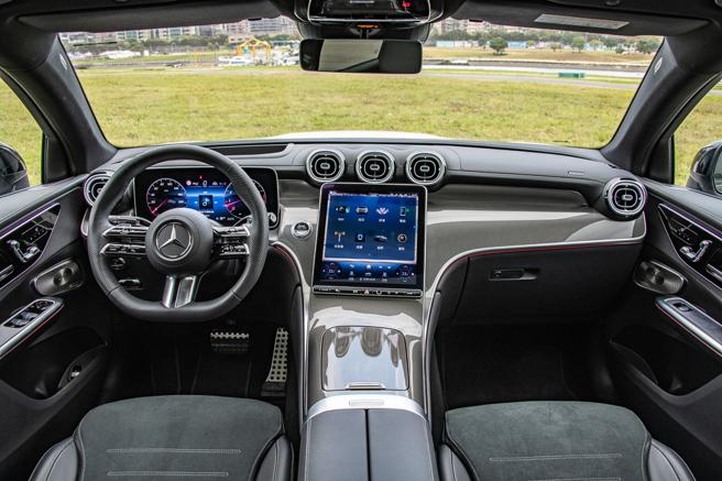 驾驶座舱展现精致豪华的氛围。（陈大任摄）