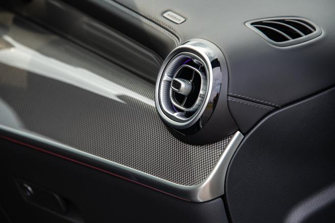 内装饰板有相当细致的纹路。（陈大任摄）