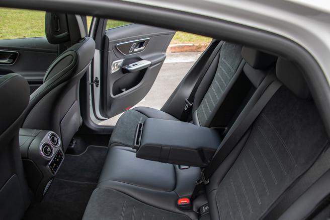 后座空间宽敞舒适，中央有活动式扶手。（陈大任摄）