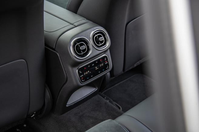 后座提供左右双区恒温空调。（陈大任摄）