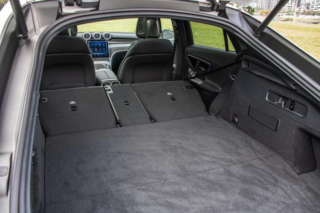 后座椅背前倾可提供极大的行李厢空间。（陈大任摄）