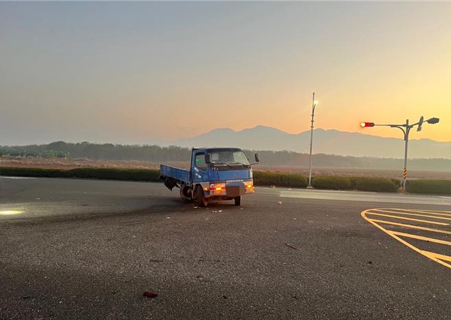 屏東佳冬戰備跑道28日發生一起死亡車禍，一輛車斗載有務農臨時工的小貨車遭追撞，導致76歲潘姓老婦摔下車斗，送醫後不治。（警方提供／謝佳潾屏東傳真）