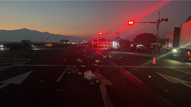 屏東佳冬戰備跑道28日發生一起死亡車禍，一輛車斗載有務農臨時工的小貨車遭追撞，導致76歲潘姓老婦摔下車斗，送醫後不治。（警方提供／謝佳潾屏東傳真）