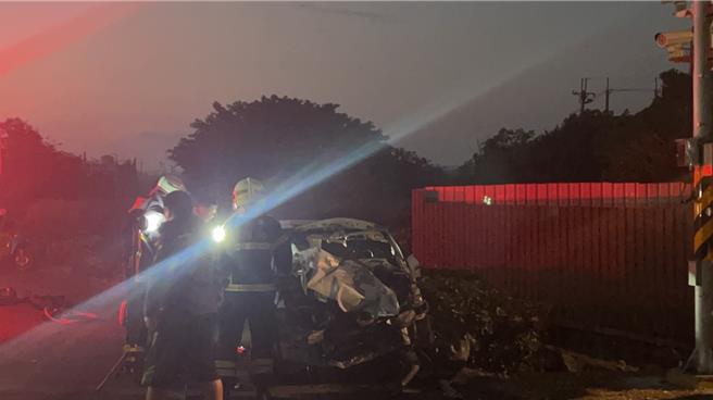 屏東佳冬戰備跑道28日發生一起死亡車禍，一輛車斗載有務農臨時工的小貨車遭追撞，導致76歲潘姓老婦摔下車斗，送醫後不治。（警方提供／謝佳潾屏東傳真）