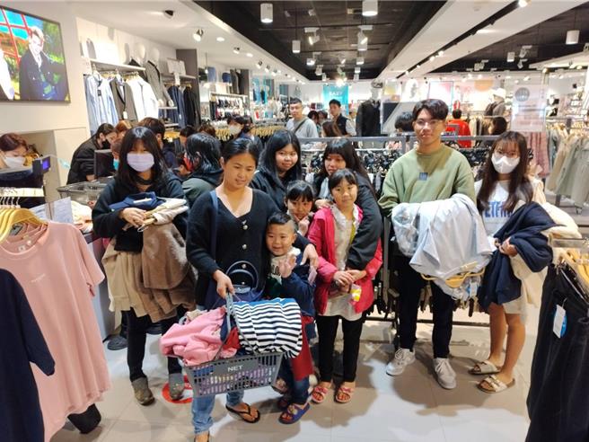 北台南家扶新营区130名儿童今天在家人陪伴下选购新衣，个个提着大包小包，脸上洋溢幸福的笑容。（张毓翎摄）
