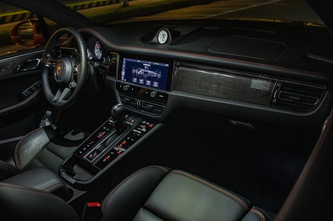 儀表控台採用大面積碳纖維飾板，戰鬥感十足。（陳大任攝）