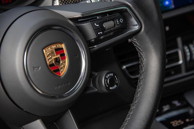 方向盤附駕駛模式切換旋鈕。（陳大任攝）