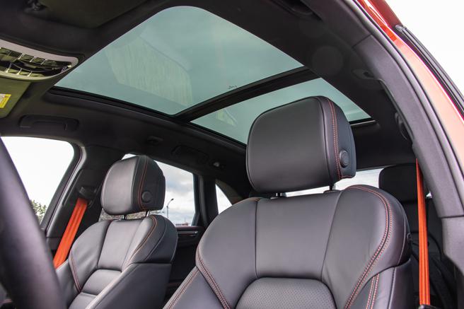 全景式電動天窗。（陳大任攝）