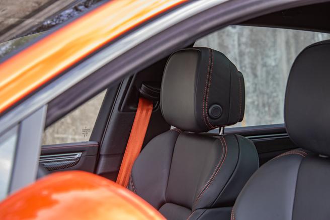 安全帶、座椅縫線與車漆同為橘色系。（陳大任攝）