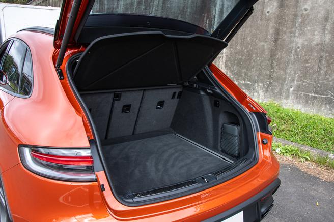 行李廂平整化空間。（陳大任攝）