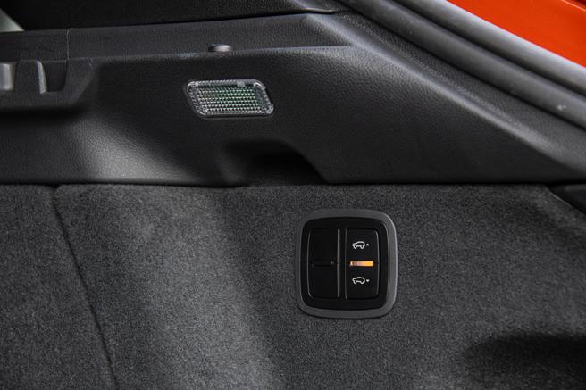 車尾具電動升降功能。（陳大任攝）