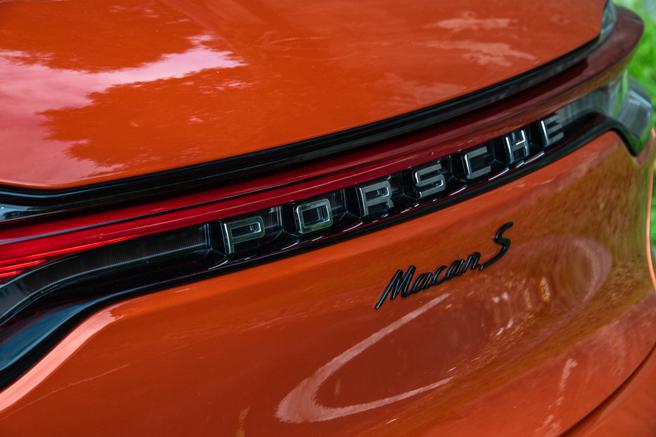 車尾高亮澤黑色車型名稱字樣。（陳大任攝）