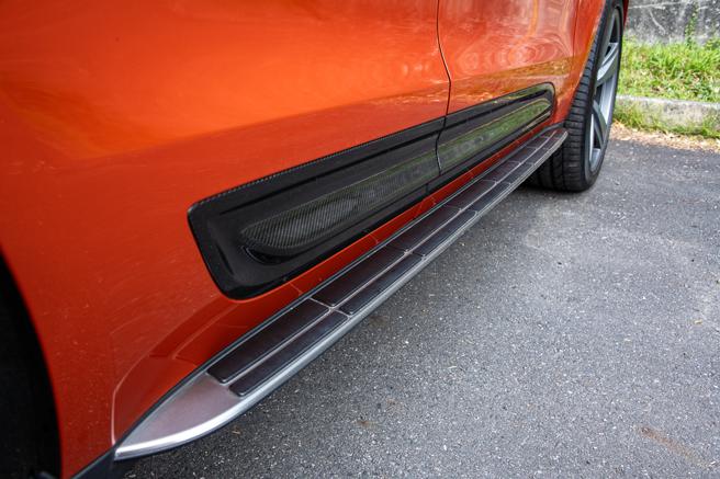 選配碳纖車側刀刃造型飾板及登車踏板。（陳大任攝）