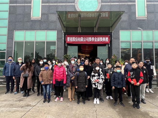 金门在地企业圣祖股份有限公司为鼓励在地学子将来学有所成，能为家乡与社会做出更多贡献，自办各种不同形式的奖学金已歷经22个年头；今（28）日上午由总经理陈缘姿亲自颁发「第二届圣祖自办奖学金」给54位获奖的地区学子。(民眾提供)