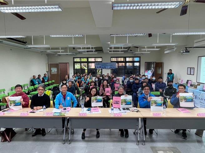 台中市光华高工与清华大学合作共同开设AIoT智慧联网课程，经过19个周末兼备理论与实作的学习，盛大举办成果展。（台中市教育局提供／冯惠宜台中传真）