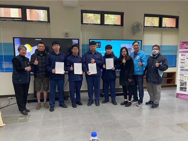 台中市光华高工与清华大学合作共同开设AIoT智慧联网课程，经过19个周末兼备理论与实作的学习，盛大举办成果展。（台中市教育局提供／冯惠宜台中传真）