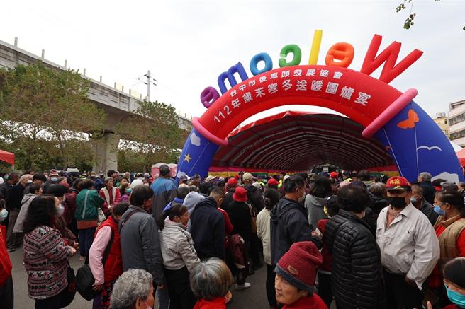 台中市後車頭發展協會寒士宴28日在南天宮前廣場舉辦，現場還有義剪、中醫義診，場面熱鬧。(鄭功進提供)