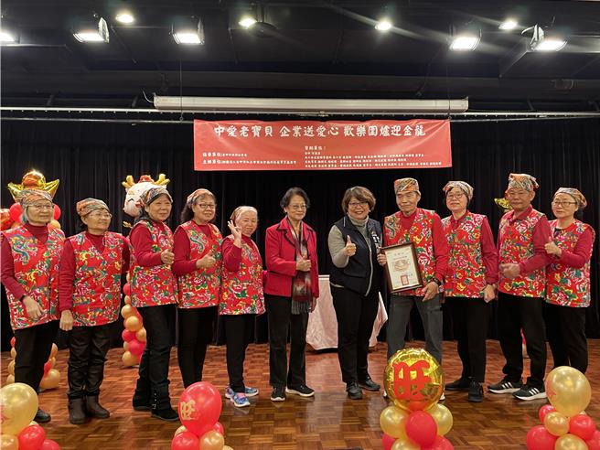 國民黨議員李中邀企業家共襄盛舉，協助251名獨居老人過好年，其中50人並參加圍爐活動，感受濃濃年節氣氛。(李中提供)