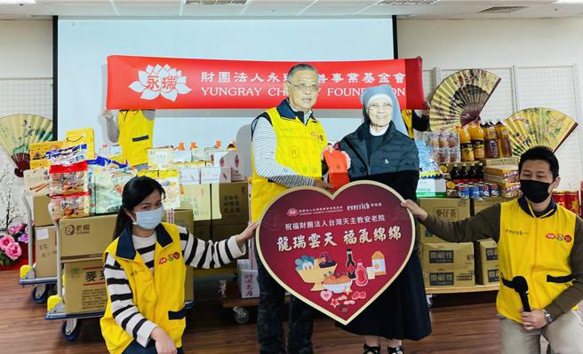 昇恆昌董事長江松樺領軍百位志工，歲末關懷弱勢陪伴圍爐。圖／李麗滿