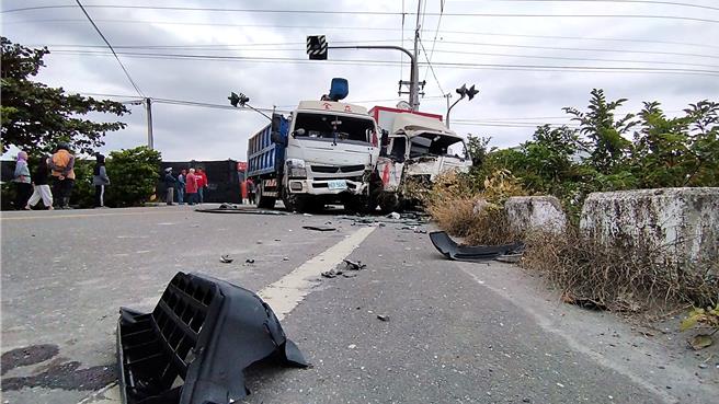 台東2貨車於中華路4段與太原路路口相撞。（蕭嘉蕙攝）