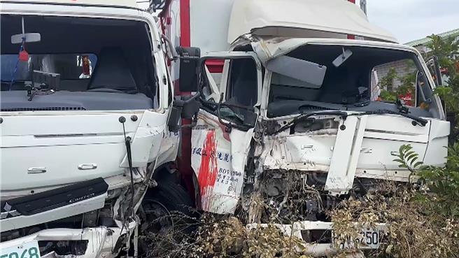 台東2貨車於路口發生碰撞，2車車頭毀損。（蕭嘉蕙攝）