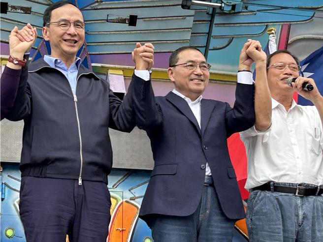 侯友宜28日下午出席國民黨屏東縣黨部謝票茶會，他為沒完成政黨輪替向支持者道歉，同時也謝謝大家的力挺，他向支持者喊話，「拚未來最重要」。（謝佳潾攝）