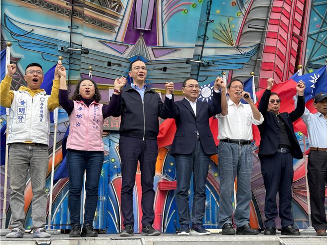 侯友宜28日下午出席國民黨屏東縣黨部謝票茶會，他為沒完成政黨輪替向支持者道歉，同時也謝謝大家的力挺，他向支持者喊話，「拚未來最重要」。（謝佳潾攝）