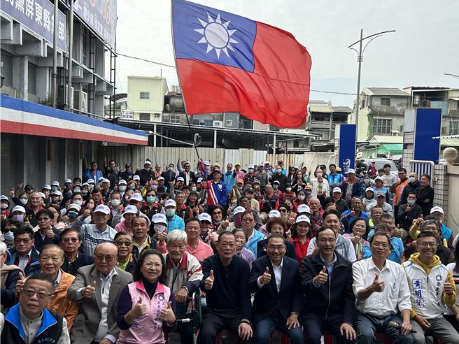 侯友宜28日下午出席國民黨屏東縣黨部謝票茶會，他為沒完成政黨輪替向支持者道歉，同時也謝謝大家的力挺，他向支持者喊話，「拚未來最重要」。（謝佳潾攝）
