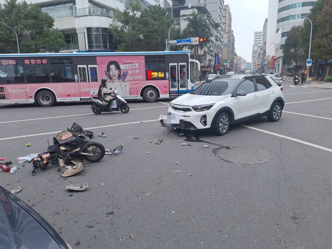 左转休旅车与对向直行机车发生碰撞，疑似双方都要抢灯通过才会发生车祸。（翻摄画面）