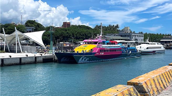 原定今上午9點30分前往綠島航班，經業者協調友船，異動為下午2點開航來回班次。（蕭嘉蕙攝）