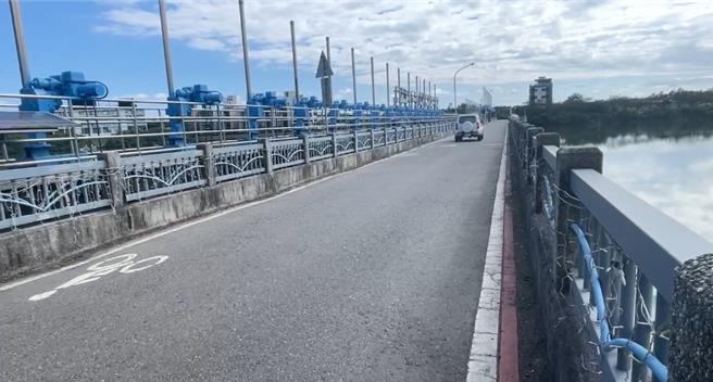 宜蘭縣五結清水大閘門兼具防洪、觀光的重要景點，日前卻有民眾帶母親到那上廁所時，發現走道坡度過大，無障礙步道反而變成越野級，輪椅根本要用抬的！（洪方生提供／吳佩蓉宜蘭傳真）