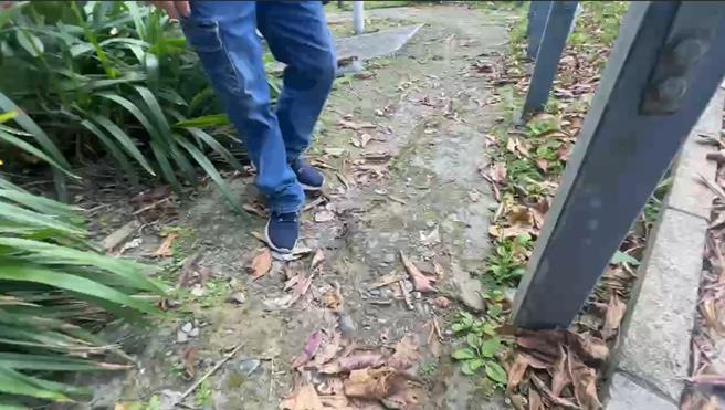 宜蘭縣五結清水大閘門兼具防洪、觀光的重要景點，日前卻有民眾帶母親到那上廁所時，發現走道坡度過大，無障礙步道反而變成越野級，輪椅根本要用抬的！（洪方生提供／吳佩蓉宜蘭傳真）