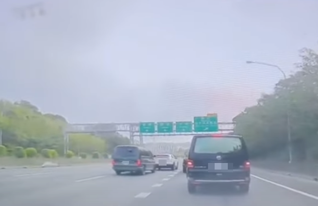 有驾驶拍到不乖乖排队下匝道的车辆，最后遭到警方拦下。（ 图／ 翻摄自「WoWtchout-地图型行车影像分享平台」）