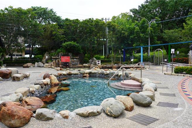 礁溪乡立游泳池的泡汤区、SPA池区今（28日）上午员工检视时，发现池区管线爆管，目前紧急修復中，预计从明日29日起至2月4日休池1周，游泳池区仍可正常使用。（礁溪乡公所提供／吴佩蓉宜兰传真）