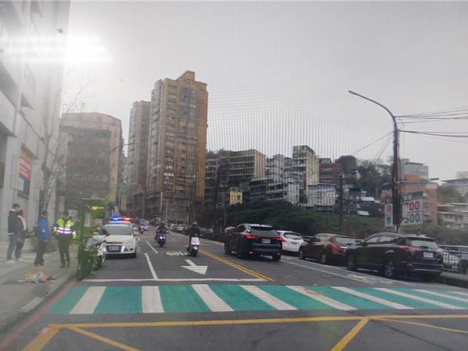 基隆市安樂區28日下午發生一起機車未禮讓行人，導致行人受傷的事故。肇事者將面臨駕照遭吊扣一年的處分。（翻攝照片／張志康基隆傳真）