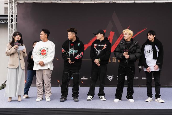 玖壹壹洋葱（左2起）、健志、春风、润少及IVAN艾文28日出席记者会。（混血儿娱乐、ANK GAMING提供）