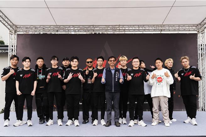 玖壹壹28日出席记者会与电竞选手们同台合影。（混血儿娱乐、ANK GAMING提供）