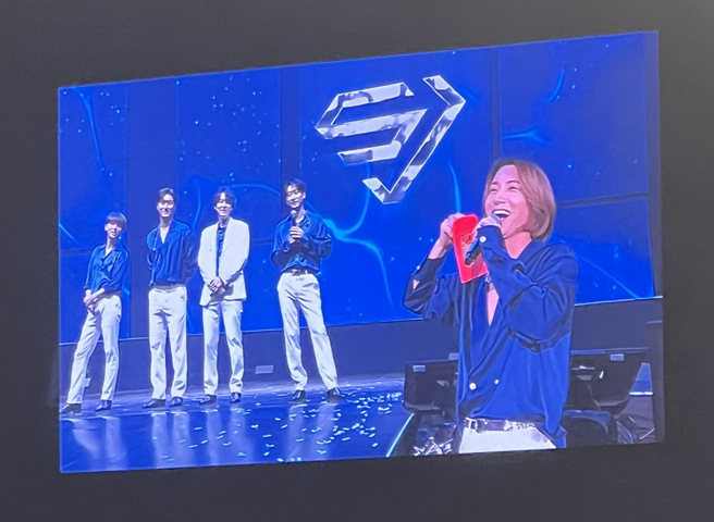 利特行大礼后不忘向粉丝讨红包。（读者提供）