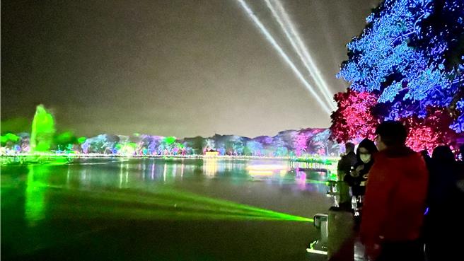 适逢假日，很多家长带着孩子来共襄盛举。（张毓翎摄）