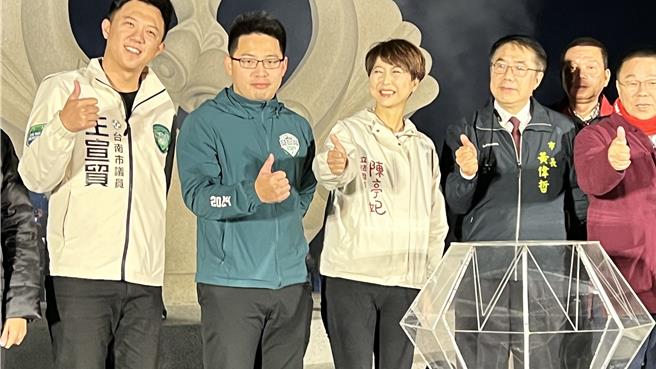 台南市长黄伟哲（右二）、立委陈亭妃（左三）、台南市议员蔡育辉（右一）、王宣贸（左一）、李宗翰（左二）、赵昆原等人都到场参与启灯仪式。（张毓翎摄）