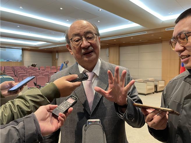 民眾黨準立委黃國昌今又拋出委員會改為「單一召委制」，民進黨團總召柯建銘（圖中）批評，黃此舉無非是要明助國民黨，更直言「司馬昭之心路人皆知」。（蔡雯如攝）