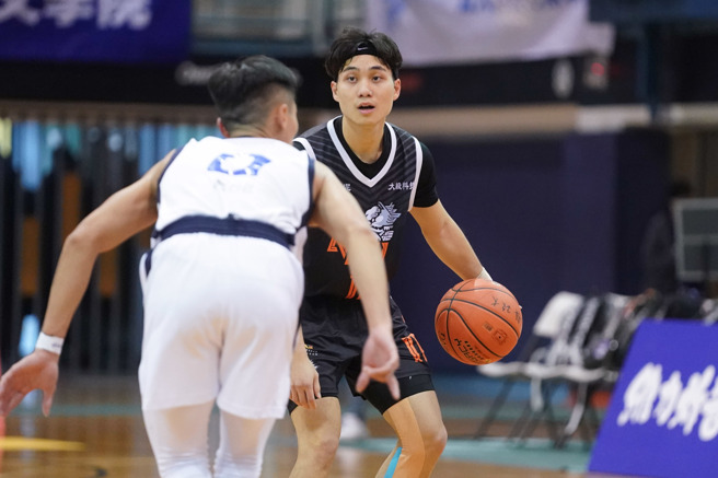 國立體大陳力生（後）貢獻13分、5籃板、4助攻。（大專體總提供） 