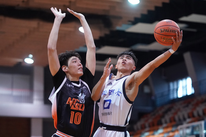 高雄師大魏莨哲（右）豪取平個人UBA單場最高的32分。（大專體總提供）
