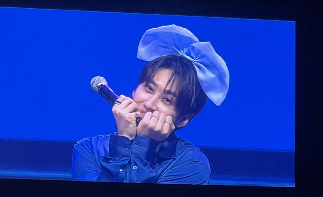 银赫获得髮箍后不忘带上卖萌。（读者提供）