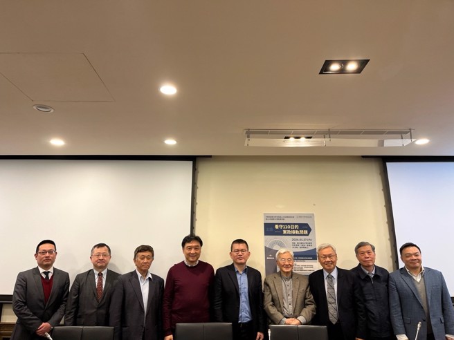 中華民國憲法學會於1月27日舉辦「看守110日的憲政接軌問題」研討會，與會貴賓從右到左為：高思博副教授、黃錦堂教授、前大法官蘇永欽教授、前大法官廖義男教授、蘇子喬教授、李念祖教授、董保城教授、林超駿教授、紀和均助理教授。（中華民國憲法學會提供）