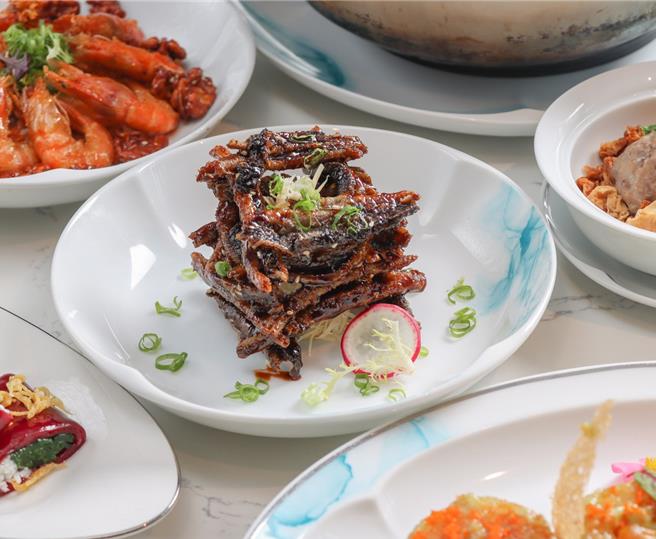 「洲际美食节」活动期间加入酒店LINE官方帐号，奖项天天抽，包括「湛露」中餐厅招待价值4560元双人套餐、名菜「梁溪脆鱔」免费电子兑换券等。(高雄洲际酒店提供)
