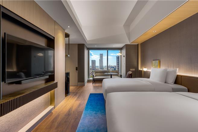 「洲际美食节」LINE好友抽奖活动，餐饮消费满额再回馈赠豪华雅致双床房平日住房一晚。(高雄洲际酒店提供)