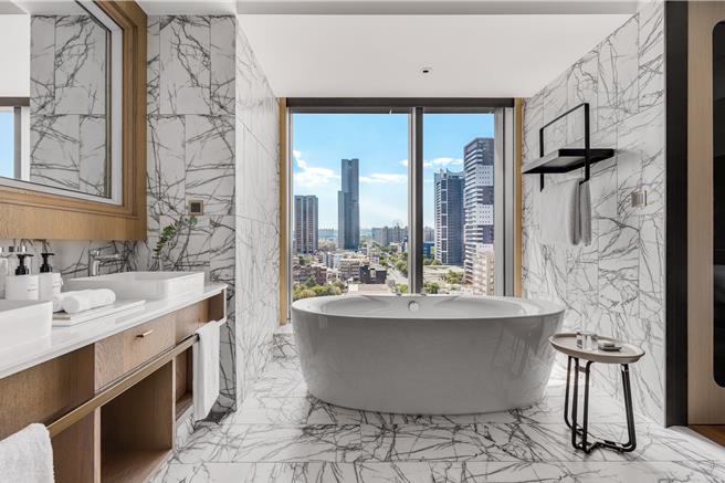 3月31日前，官网直订基本房型，享无条件升等至套房，周日至周四每日限量8间，春节期间不适用。(高雄洲际酒店提供)