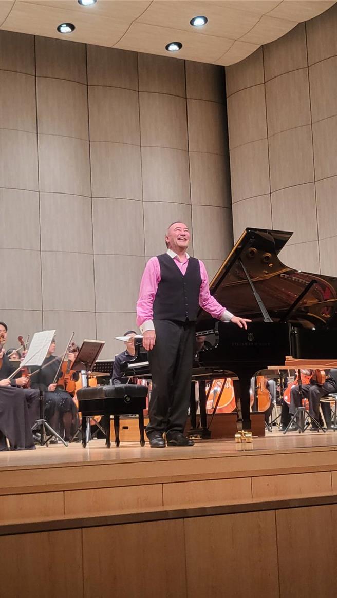 第二屆國家青年交響樂團巡迴音樂會開跑，本屆指揮為陳美安，加拿大鋼琴家喬恩·基穆拉·帕克（Jon Kimura Parker）在演完拉赫瑪尼諾夫《帕格尼尼主題狂想曲》後對觀眾表示，和一群青年音樂家同台，就像是回到他的青少年時期。（李欣恬攝）